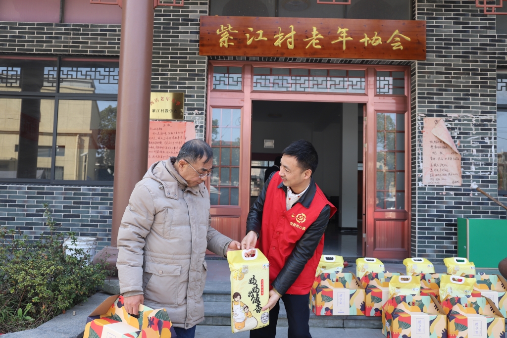 暖春意，敬老情-mg冰球突破多年对峙慰问孤寡老人